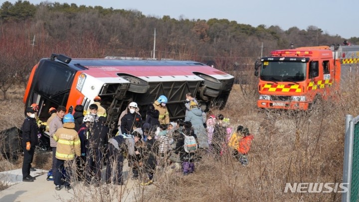 고양서 어린이들 태운 관광버스 전도...다행히 전원 구조