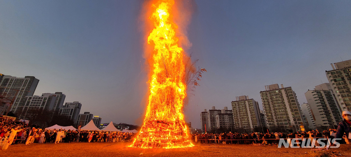 전주 시민들 앞으로 힘차게 타오르는 달집