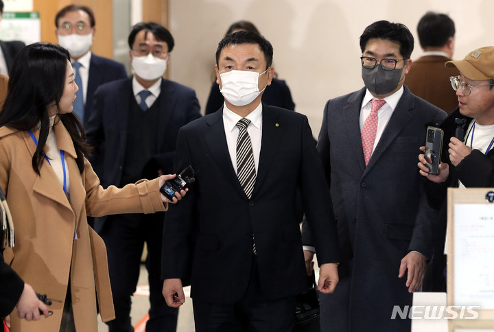 [속보]주가조작 도이치모터스 전 회장 1심서 징역 2년 집행유예 3년…벌금 3억원