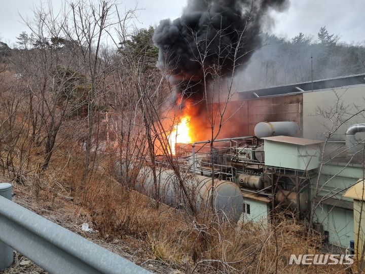 경주 건천 폐비닐 정제공장서 불...외국인근로자 6명 중경상