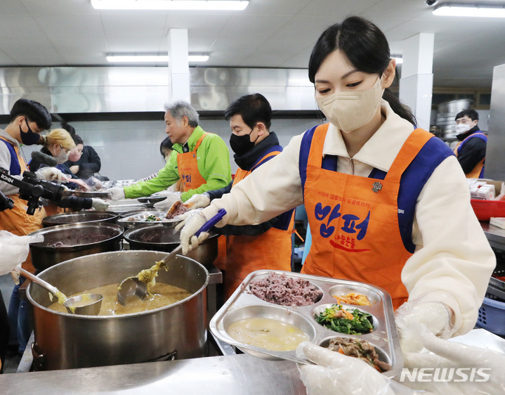 김소연, 어르신들을 위한 배식 봉사해요