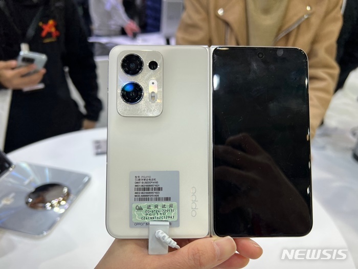 [MWC23] 갤럭시Z폴드가 작아졌네?…삼성 쏙 닮은 中 폴더블폰