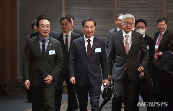 제외공관장-경제5단체 오찬 간담회 입장하는 내빈들