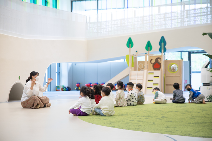 `키즈 돌봄에 진심...하나금융, 저출산 위기 극복 100호 어린이집 건립[은행은 지금]