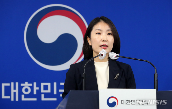 북한 탄도미사일 발사 관련 질문에 답하는 이효정 통일부 부대변인
