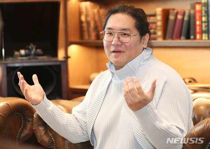 뉴시스와 인터뷰하는 최용호 갤럭시코퍼레이션 대표