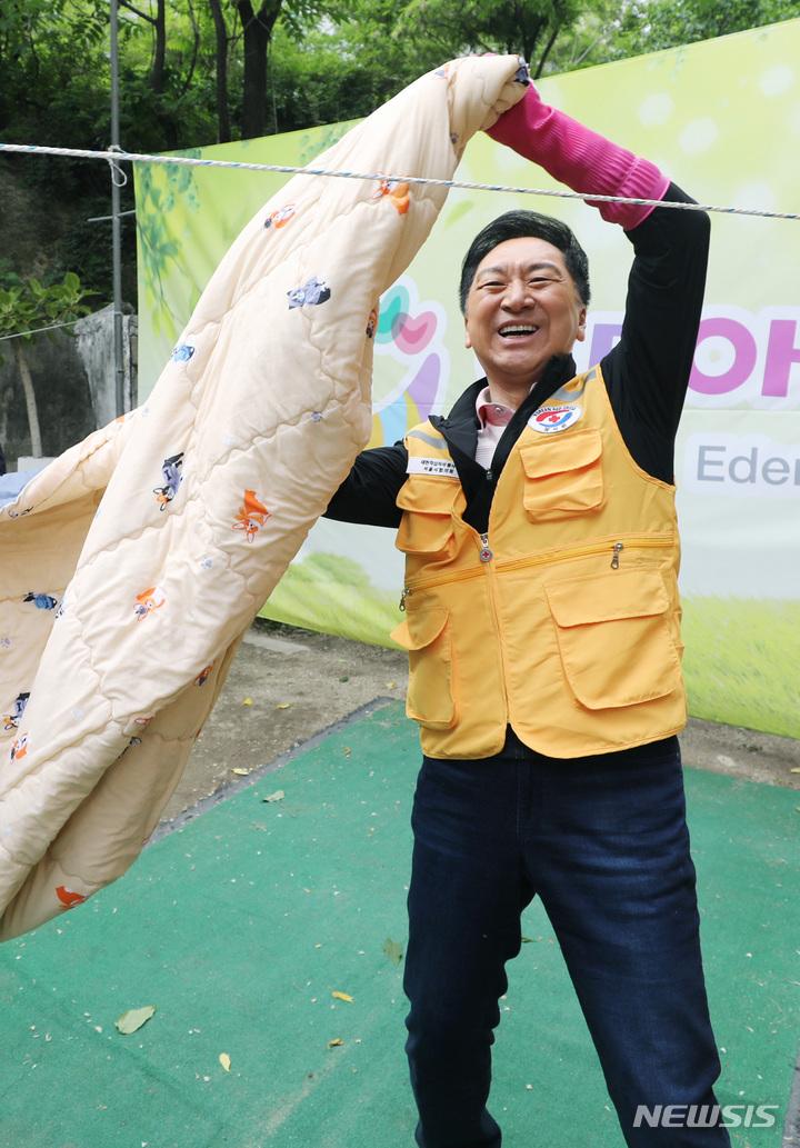 이불 빨래 너는 김기현 대표