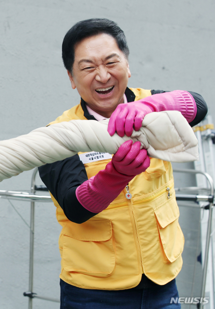 이불 빨래 짜는 김기현 대표