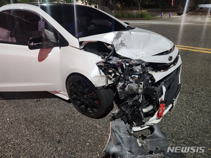 인천 서구 청라동 삼거리서 차량 추돌…20대 2명 부상