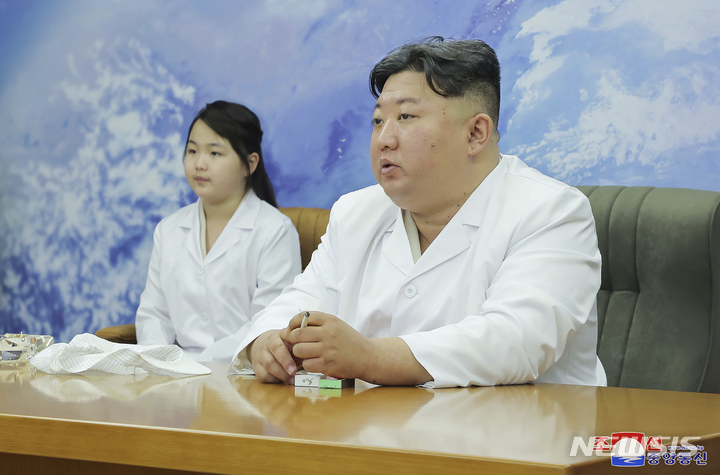 북한 김정은, 딸 주애와 함께 군사정찰위성 1호기 준비 점검 [뉴시스Pic]