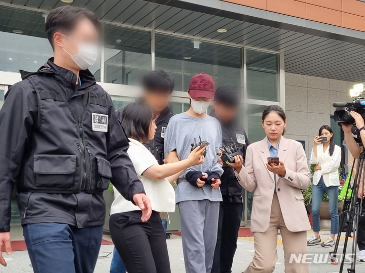 금천구 전 연인 보복살해 피의자 검찰 송치…잘못했다