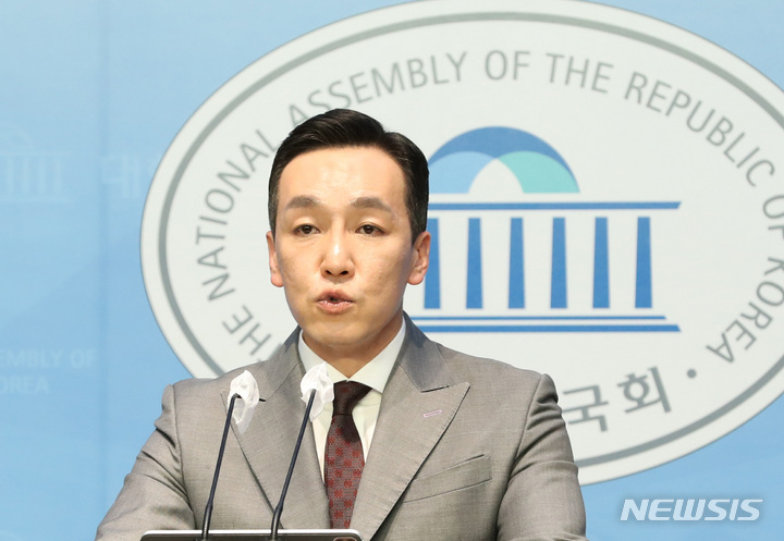 논평하는 김민수 국민의힘 대변인