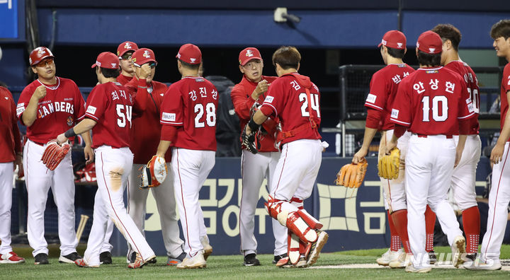 40승 선착 1위 SSG, 두산에 2연승…2위 LG도 40승(종합)