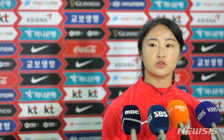 질문에 답하는 이영주