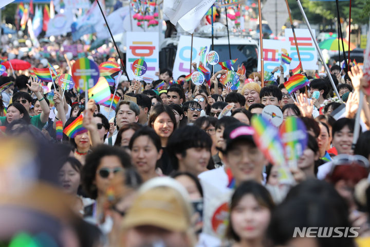 폭염도 뚫지 못한 열기, 을지로 뒤덮은 무지개 '퀴어 퍼레이드'[뉴시스Pic]