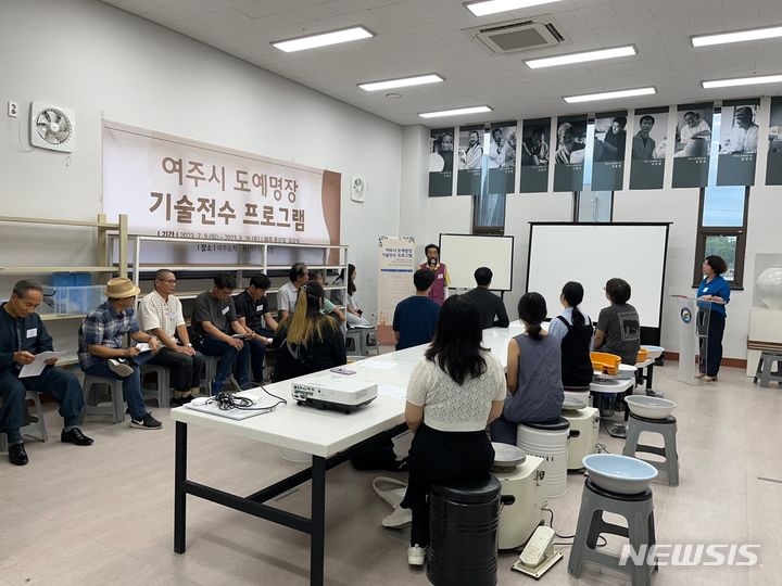 여주시 여주 도예명장의 오랜 경험 가르쳐준다