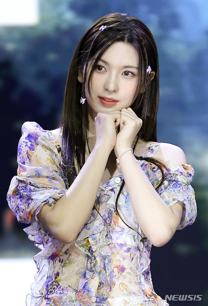 포즈 취하는 엔믹스 베이