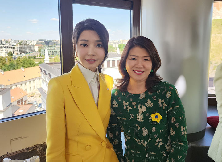 기시다 유코 여사와 기념촬영하는 김건희 여사