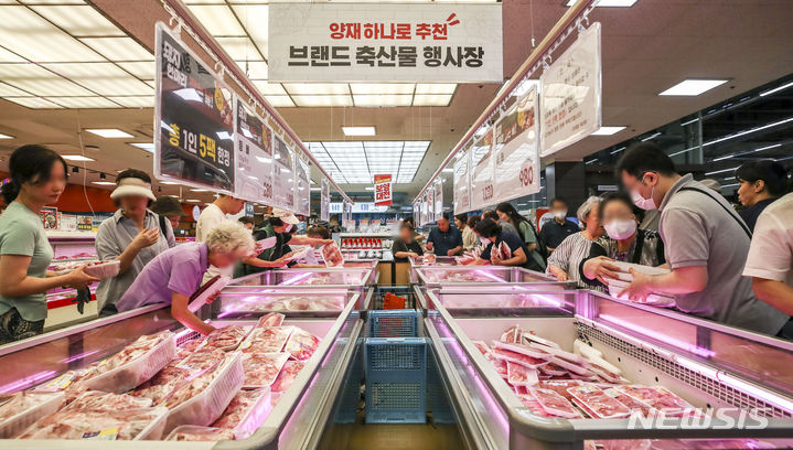 돼지고기 구매하려는 시민들로 북적이는 하나로마트