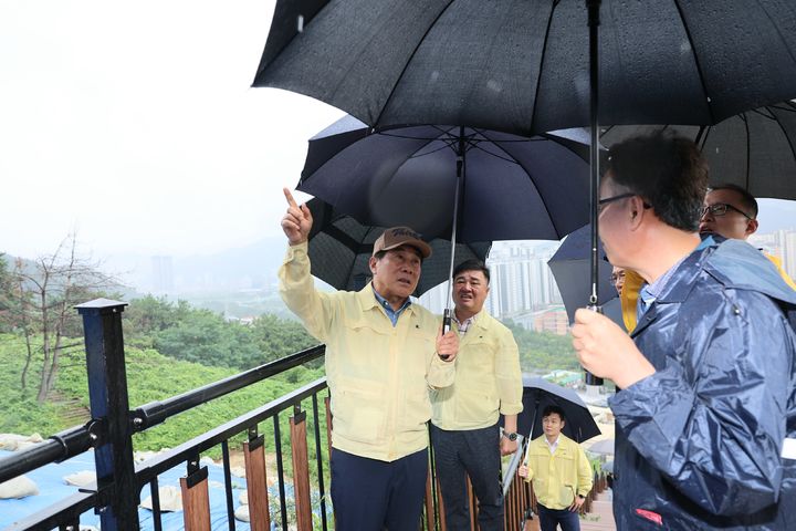 태풍 카눈 북상대비 현장 점검하는 나동연 양산시장