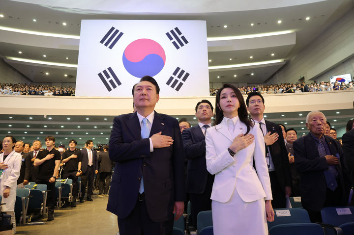 국기에 대한 경례하는 윤 대통령 내외