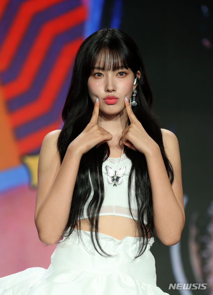 스테이씨 윤 귀엽죠?