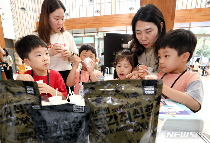 현대식 전투식량 맛봐요