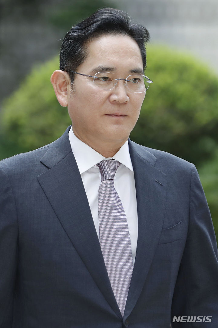 굳은 표정의 이재용 회장, 삼성 부당합병 의혹 100차 공판 출석 [뉴시스Pic]