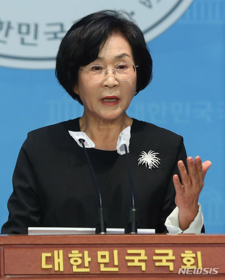라임 특혜 의혹 관련 기자회견하는 김상희 의원