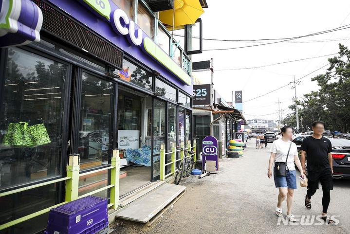 국내여행 증가로 인해 해변 편의점 매출 증가