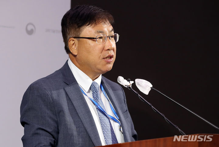 국가전략기술 임무중심 전략로드맵 브리핑 하는 권석민 과학기술정책국장