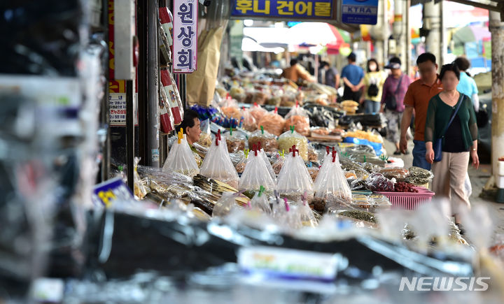 추석 앞두고 건어물 살펴보는 시민들