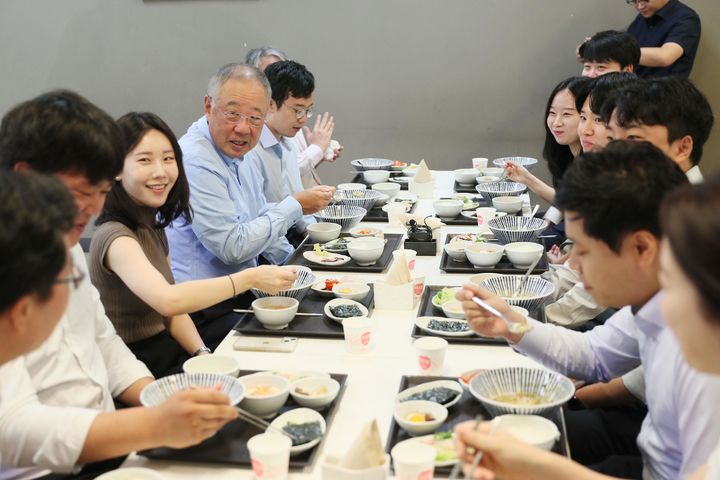 수산물 메뉴로 식사하는 류진 전경련 회장