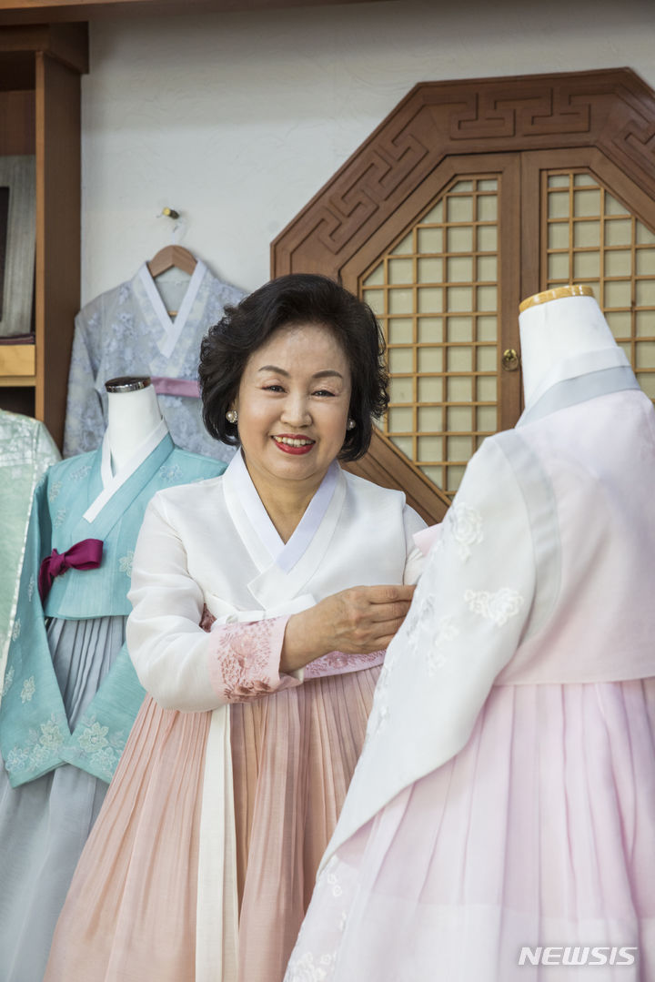 3대째 한복 한우물…한국의상 현필원 백년가게 선정