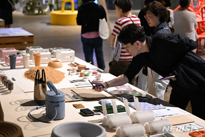 친환경디자인제품 살피는 관람객