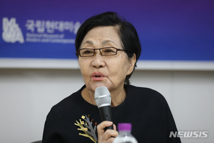 이신자, 실로 그리다 회고전 참석한 이신자 작가