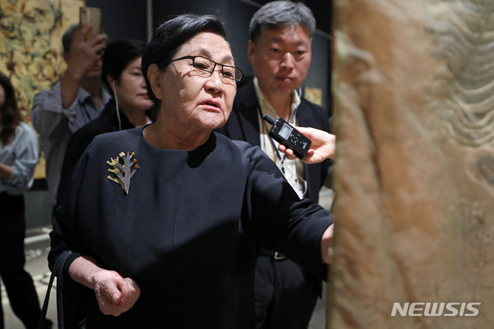 이신자, 실로 그리다 회고전 참석한 이신자 작가