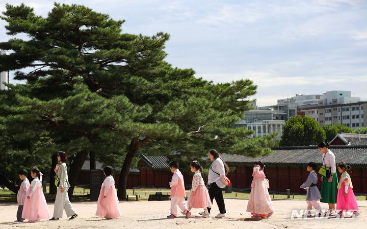 한복입고 소풍 나선 어린이들
