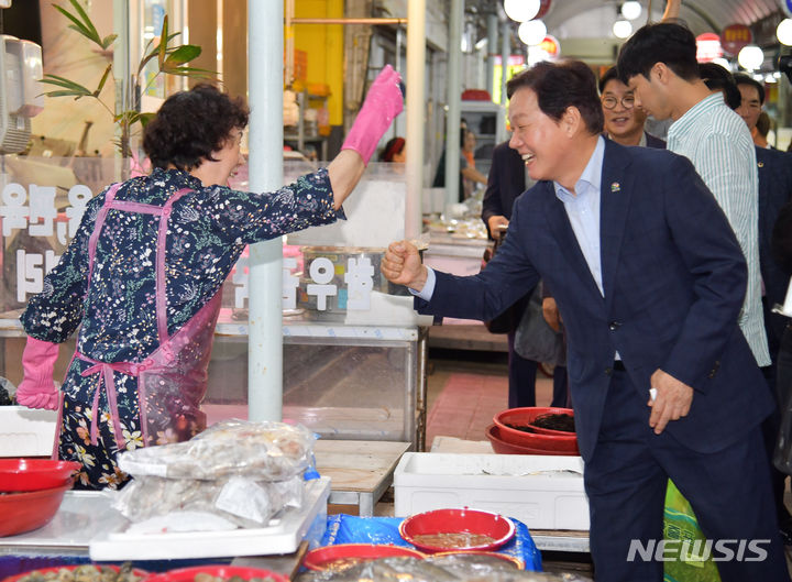 우리 수산물 사주세요 박완수 경남도지사, 거제 고현시장서 호소