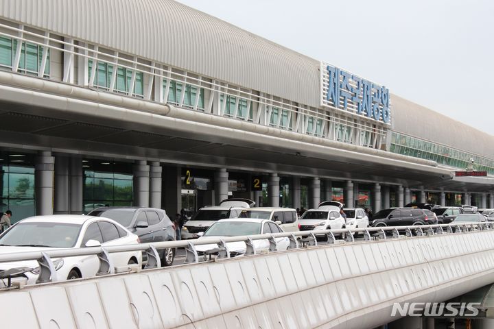 연휴 끝, 분주한 제주국제공항