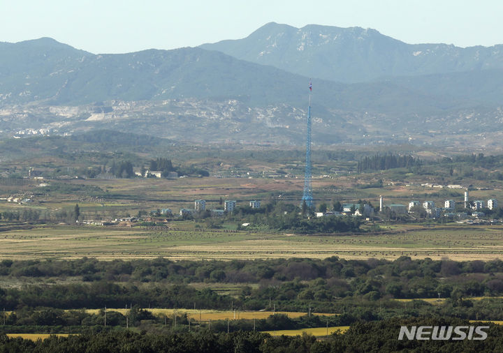 손에 잡힐 듯한 선명한 북녘 마을
