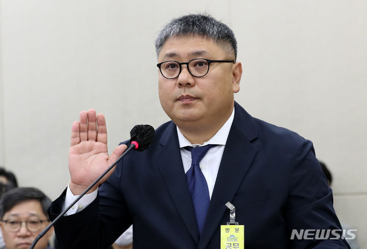 증인선서 하는 조민수 코스트코 코리아 대표