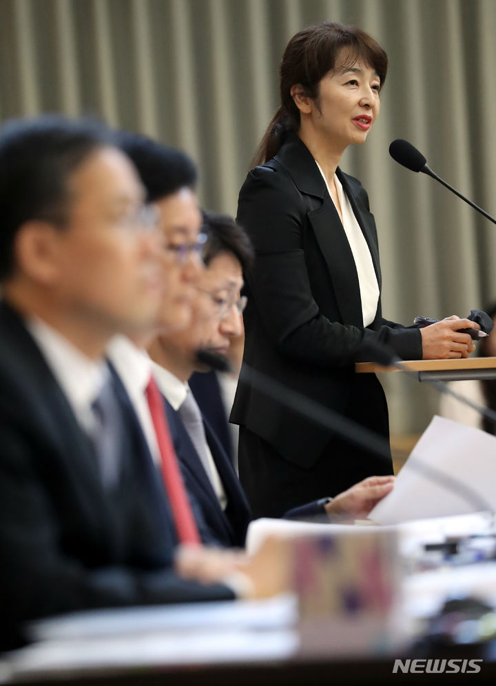 답변하는 서운주 통계청 사회통계국장