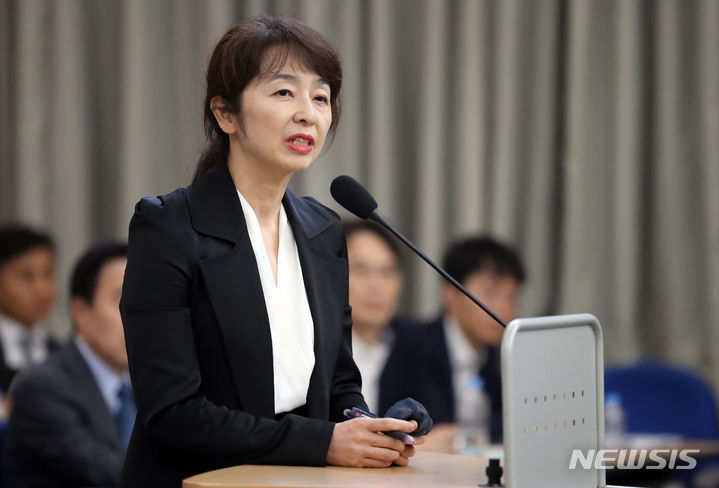 답변하는 서운주 통계청 사회통계국장