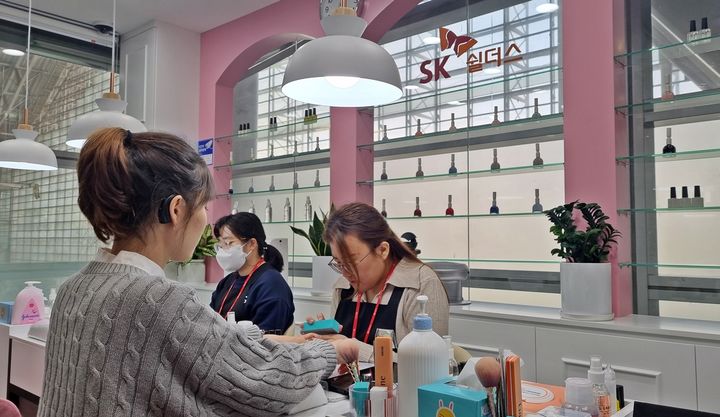SK쉴더스, 청각장애인 네일케어 매장 섬섬옥수 광명역점 개소