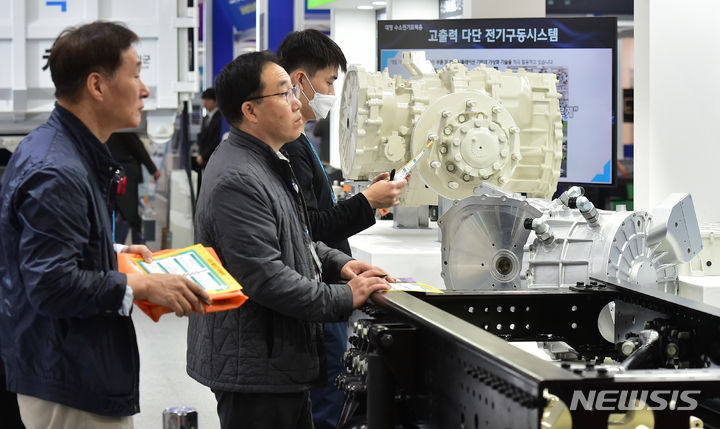 고출력 다단 전기구동시스템 부품 살펴보는 관람객