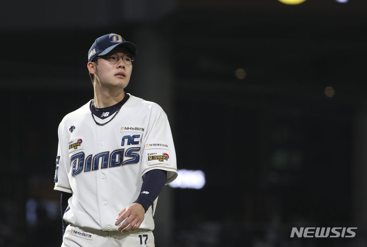 삼진 잡고 내려오는 NC 김영규