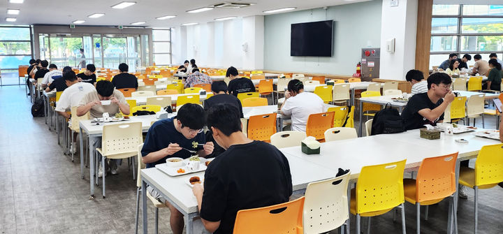 경상국립대 “시험기간 중 아침밥 100원 개척백반 제공”