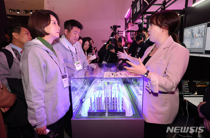 스마트팜 기업 부스 찾은 이영 장관
