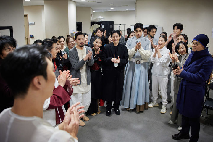 서울예술단원들 격려하는 유인촌 장관